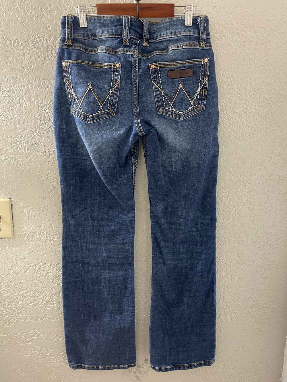 Wrangler Women’s Blue Straight Leg Boot Jeans Embroidered Back Pockets Size 5